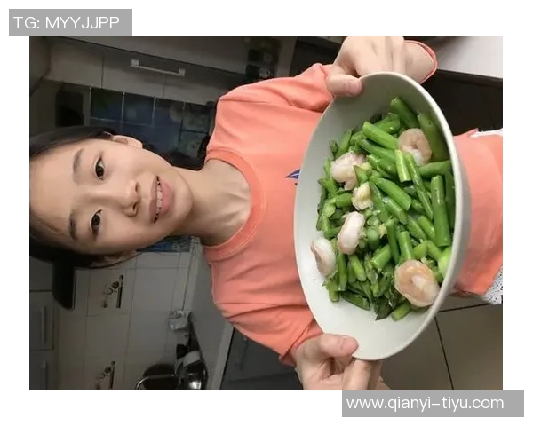 杨瀚森的日常生活：翻译工作与独自烹饪的简单乐趣